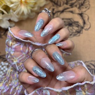 Wearing nails, blue, pink and silver carving nails