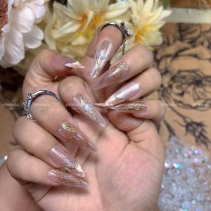 Wearing nails, gold-plated amber cat's eye nail art