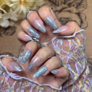 Wearing nails, blue, pink and silver carving nails
